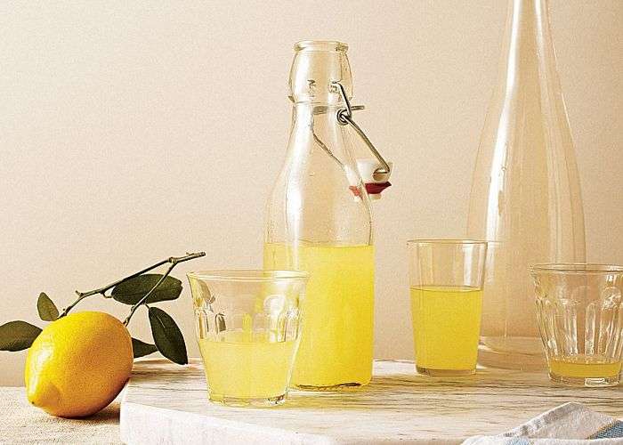Бутылка с лимонной настойкой